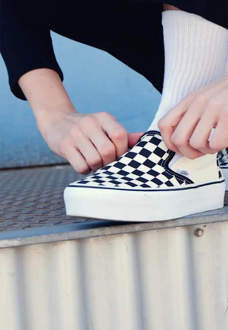 Vans UA CLASSIC SLIP-ON PLATFORM - Slipper - Black/white – Bild 2